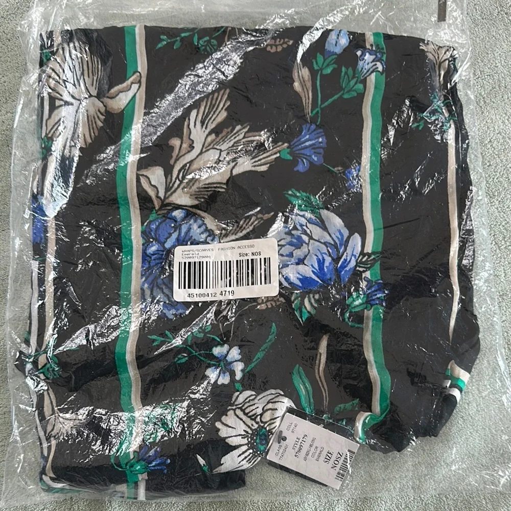 NWT WHBM Floral Scarf Size 21*34